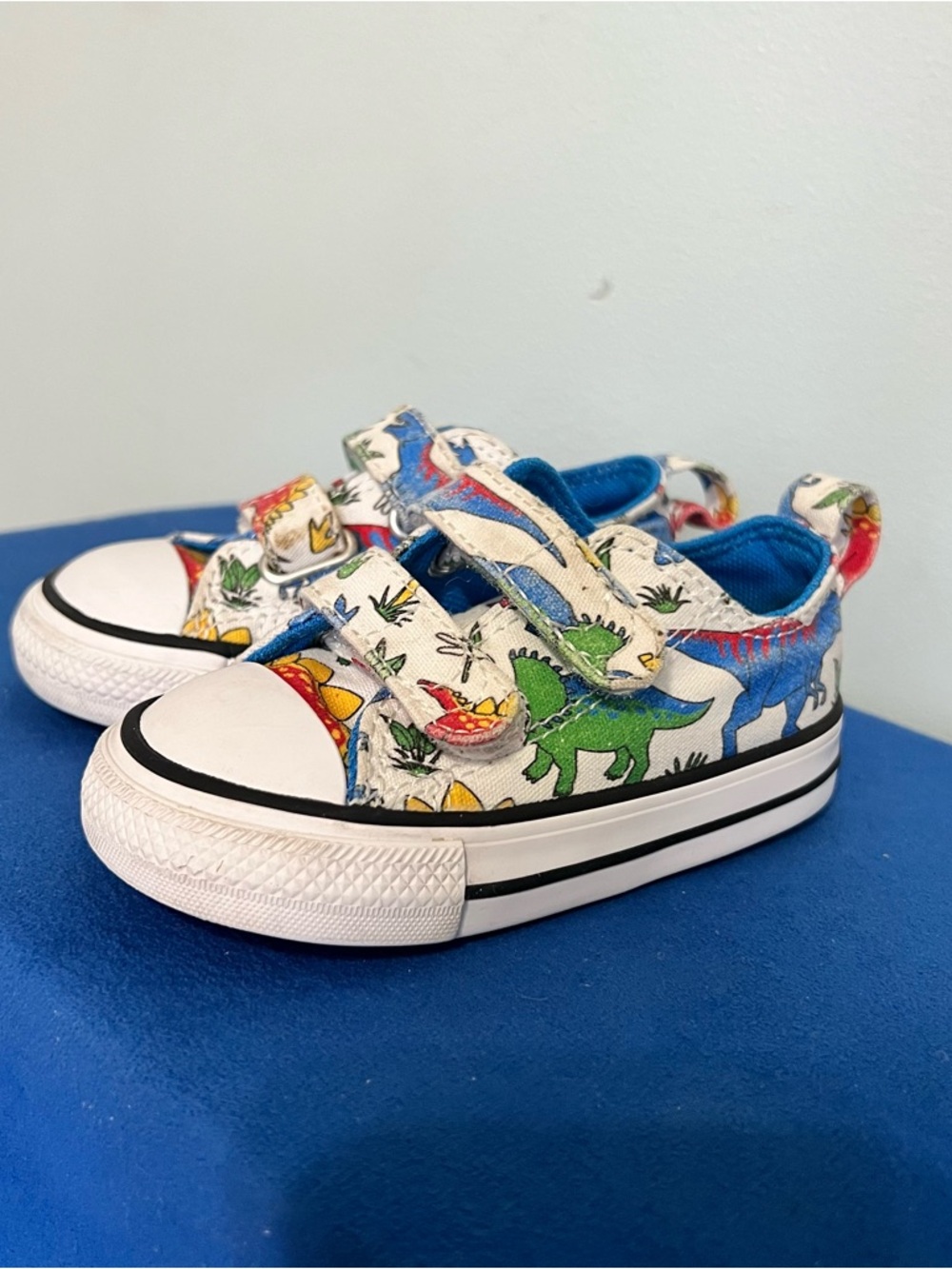 Converse Kids White Canvas Sneakers with Dinosaur Print size 5 toddler - Picture 2 of 11